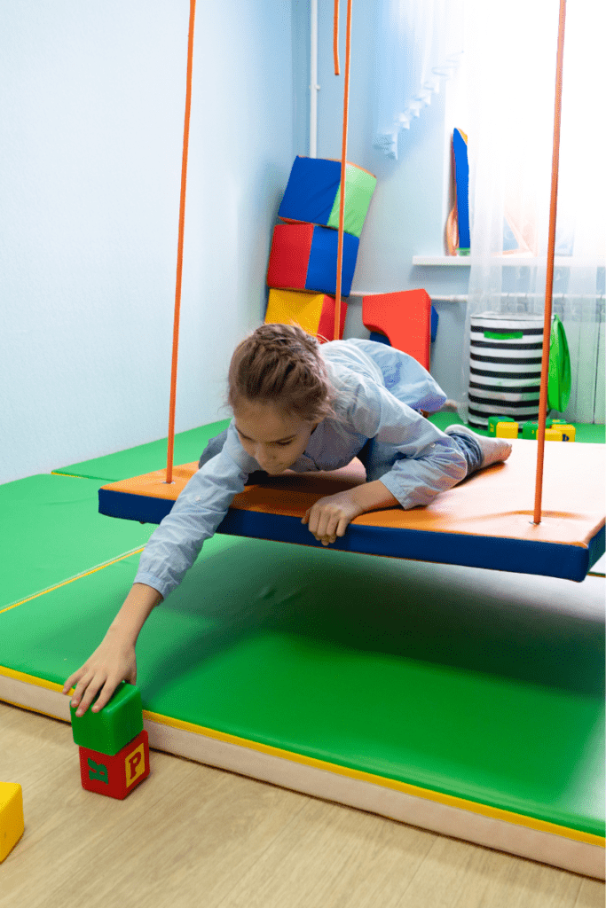 bambina sull'altalena per stimolo vestibolare