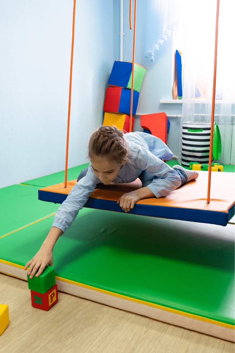 bambina sull'altalena per stimolo vestibolare